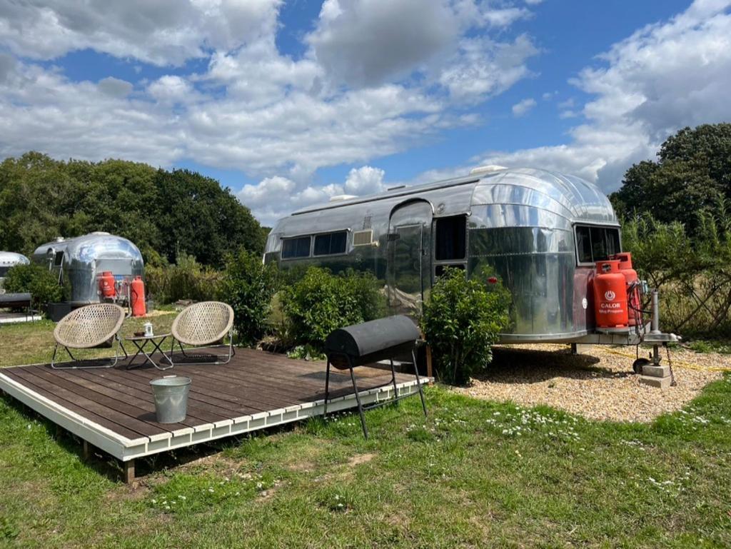 Silver Airstream Glamping & Rental Chichester Buitenkant foto